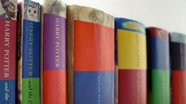 Полный набор книг о Гарри Поттере, стоящих в ряд