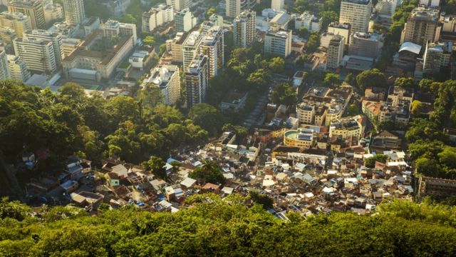 Foto aérea mostra prédios de classe média e favela lado a lado no Rio de Janeiro