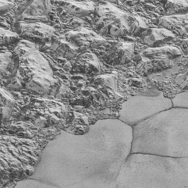 Bloques de la corteza de hielo y agua de Plutón incrustados en las montañas informalmente llamadas al-Idrisi, en una imagen de la misión New Horizons de la NASA.