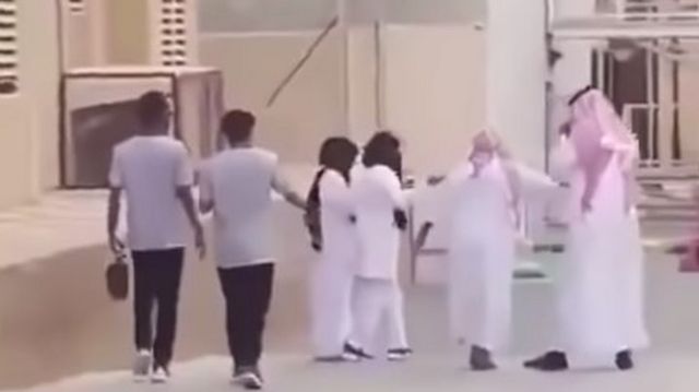 مطالبات بمعاقبة أحد نجوم سناب شات في السعودية بعد انتشار مقطع فيديو يظهر وهو "يتحرش" بممرضة.