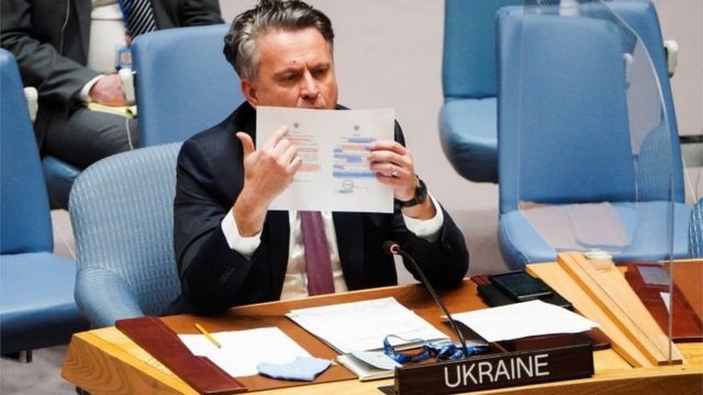 Sergiy Kyslytsya mostrando un documento