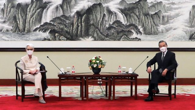 上个月底，谢尔曼在中国天津与中国外交部副部长谢峰举行会谈，随后与中国国务委员兼外交部长王毅会见。