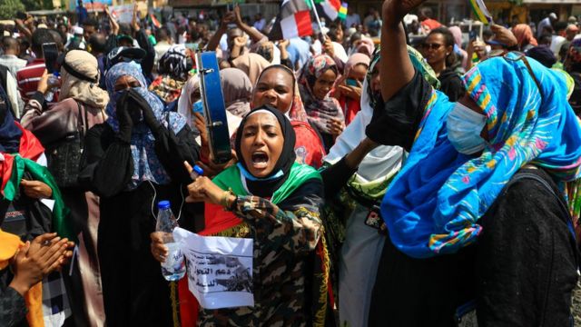 متظاهرون سودانيون يطالبون بضرورة تسليم السلطة إلى المدنيين