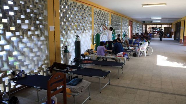 Camas de hospital en un corredor en Perú