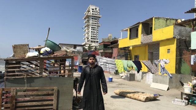 गणेश नगर में अपने घर के बाहर मोहम्मद इब्राहिम