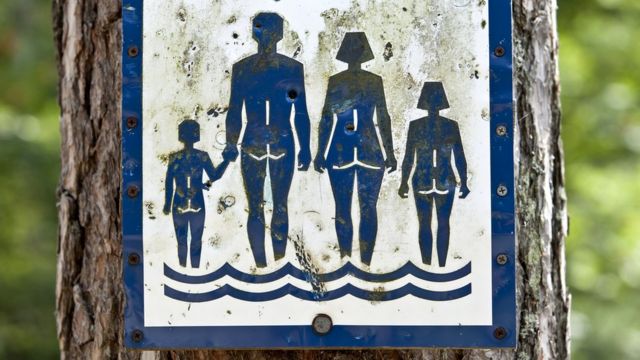 Таблички "FKK" в Германии можно встретить на многих пляжах, в парках и кемпингах