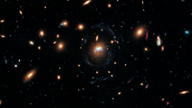 Цепочка звездных скоплений между двумя сближающимися галактиками