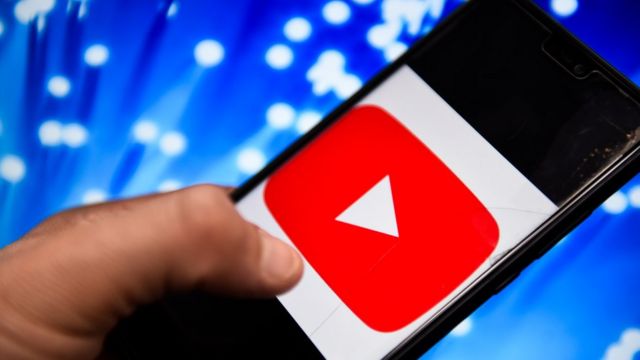 Celular con el logo de YouTube.