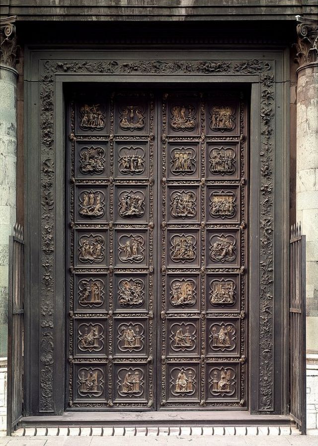 Las puertas norte del baptisterio de Florencia, en bronce dorado, mostrando escenas para el Nuevo Testamento.