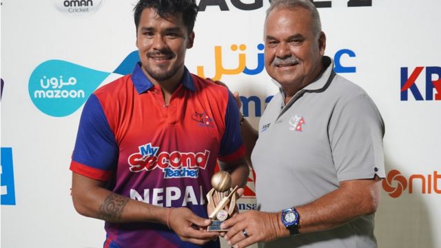 करण केसी प्रशिषक डेव ह्वाटमोरसँग