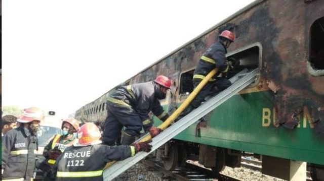 آتش سوزی در قطاری در پاکستان