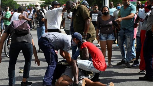 Detención de un manifestante en La Habana, Cuba.