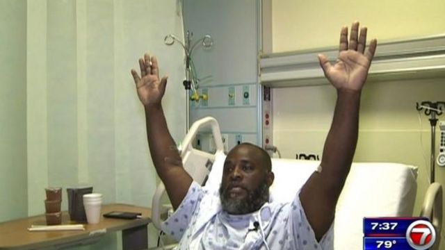 Charles Kinsey se recupera en un hospital de Miami tras recibir un disparo de la policía.