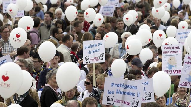 Manifestación contra la eutanasia en Bruselas, el 30 de marzo de 2014.
