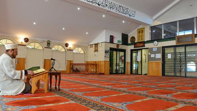 Qof gudaha misaajidka Mevlana ee magaalada Berlin quraan ku aqrisanaya