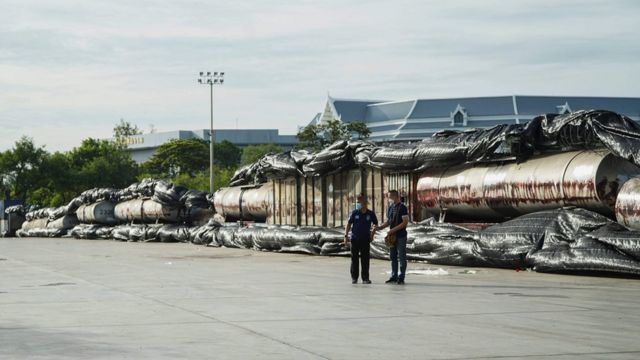 ถังบรรจุน้ำมันเก่า เป็นอีกหนึ่งวัตถุที่ถูกนำมาวางขวางบริเวณสนามหลวง