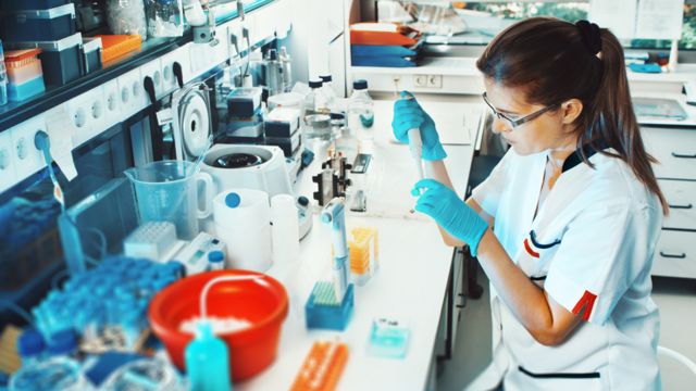 Mujer científica en el laboratorio