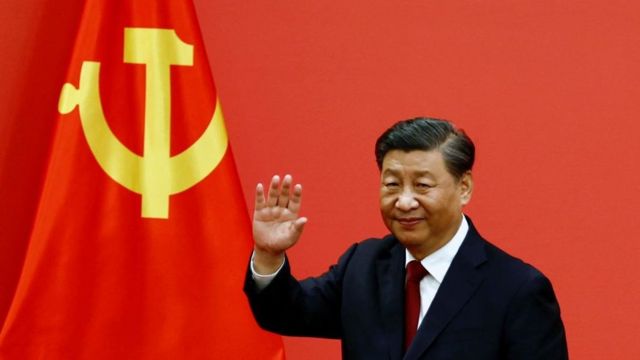 中国共産党、習近平氏を総書記に3選 前日には前国家主席が腕つかまれ途中退席 - BBCニュース