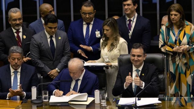 Lula assina termo de posse no Congresso