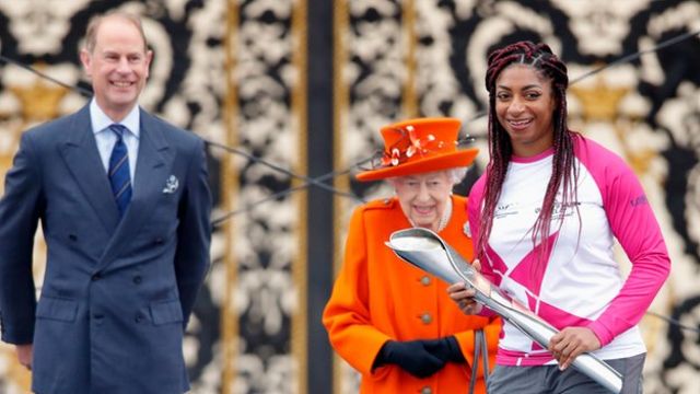 2021年10月，女王参加了英联邦运动会全球接力活动，拉开了今年夏天在伯明翰举行的英联邦运动会的序幕。女王把接力棒递给残奥会金牌获得者卡迪纳·考克斯（Kadeena Cox），她跑全球接力的第一棒。(photo:BBC)