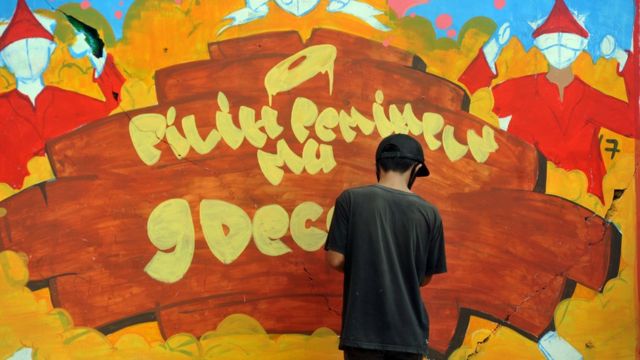 Peserta menggambar mural bertema sosialisasi Pilkada Serentak 2020 di Nanggalo, Padang, Sumatera Barat, Sabtu (29/08).