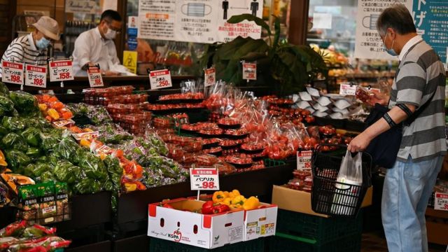 Les chaînes d'approvisionnement des supermarchés sont optimisées pour la vente de produits emballés et devraient être réorganisées si nous arrêtions d'utiliser du plastique.