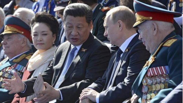 ولادیمیر پوتین رئیس‌جمهور روسیه با شی جین پینگ رئیس‌جمهوری چین، رژره روز پیروزی در سال ۲۰۱۵