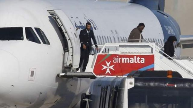 Des femmes et des enfants figurent parmi les premiers passagers libérés
