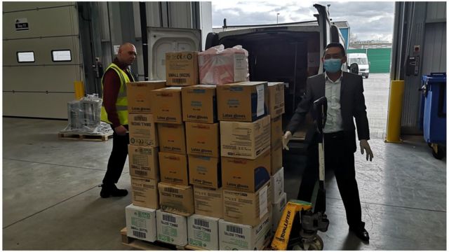 50 thùng găng tay và khẩu trang do cộng đồng gửi đã được Hội Người Việt Nam tại Vương Quốc Anh (VAUK) chuyển tới một khu của NHS ở Dartford, Kent