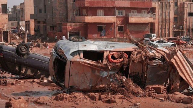 أثر الدمار الذي خلفته العاصفة دانيال في شرق ليبيا.