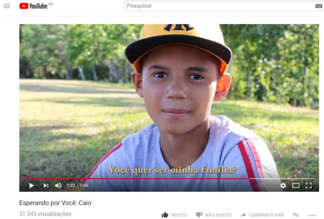 Imagem mostra Caio, de 13 anos, em vídeo no YouTube