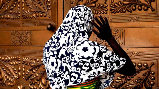 A Lagos, une femme participe à la prière de l'Aïd el Fitr, qui marque la fin du mois du jeûne musulman, en juillet 2016.