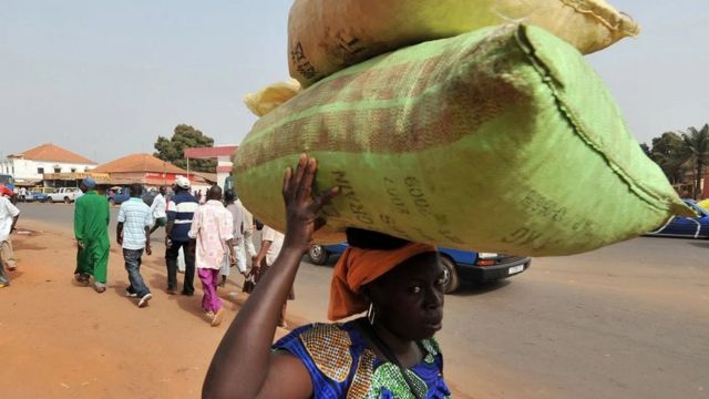 Mujer con un saco en la cabeza en Guinea-Bissau.