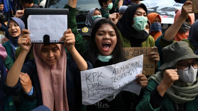 Sejumlah mahasiswa berunjuk rasa di Jalan Merdeka Barat, Jakarta, Kamis (17/10/2019). Massa pengunjuk rasa menuntut Presiden Joko Widodo mengeluarkan Perppu terkait Undang-undang KPK.
