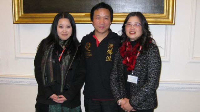 英国北爱尔兰女王学院信息和通讯技术学老师吕玉山BEM（Yuk Shan LIU BEM，中立者）与妻子和女儿合照