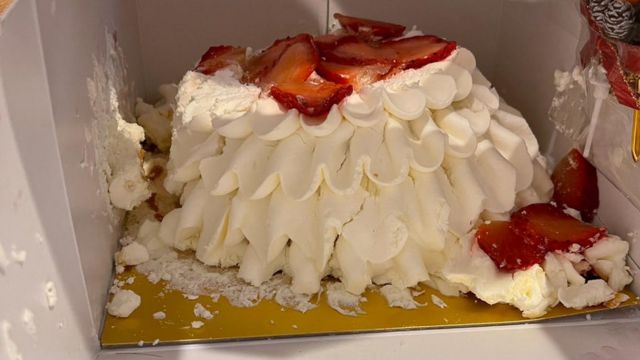 ソーシャルメディアのXで拡散された、崩れたケーキの写真