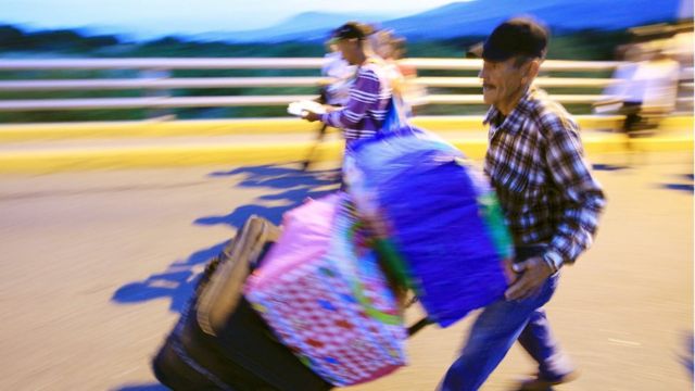 Miles de venezolanos cruzaron la frontera con Colombia este sábado