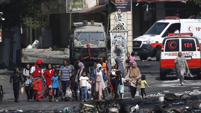 Palestinian Red Crescent staff evacuate Palestinian civilians from the Jenin refugee camp (4 July 2023)