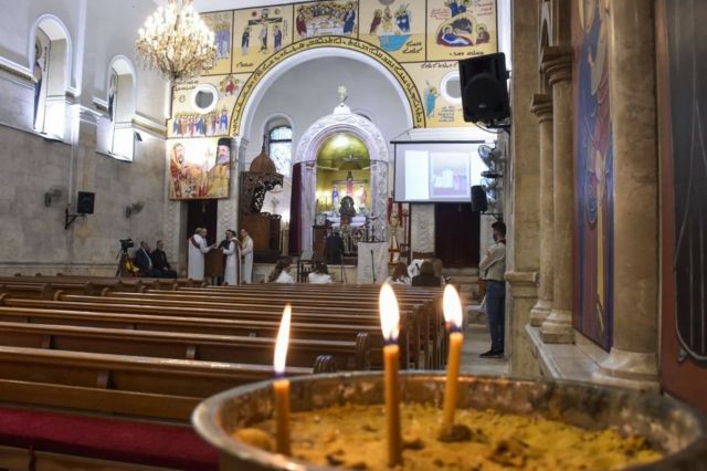 كهنة يقودون قداس الأحد في سوريا