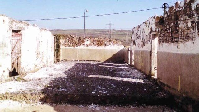 Waliau'r hen adeilad