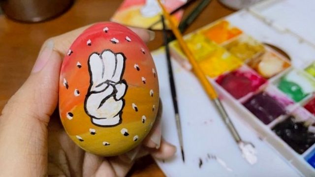 Пасхальное яйцо с символом протеста