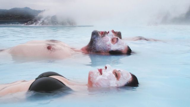Una pareja en el Blue Lagoon, en Reykjavik, Islandia.