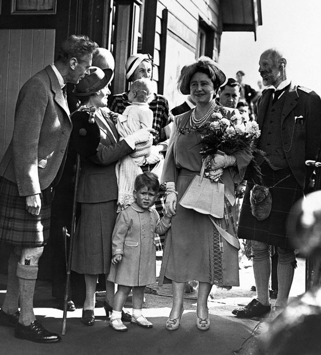 El rey Jorge VI y la reina Isabel, la reina madre, llegan a Escocia con sus nietos, el príncipe Carlos y la princesa Ana.