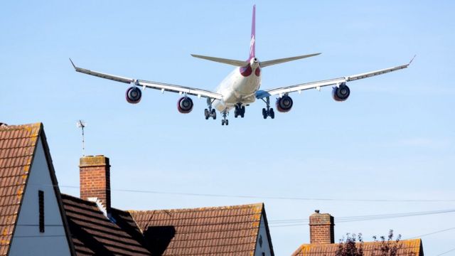 Avión sobre casas
