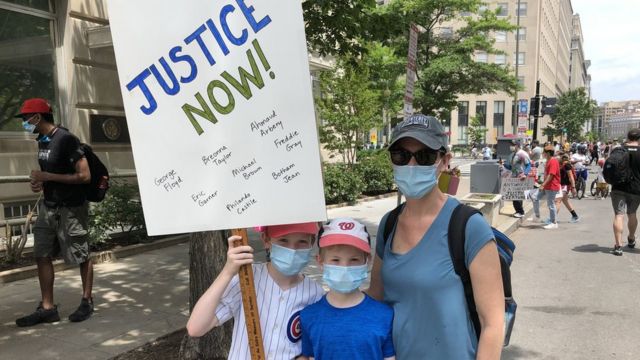 Laura Hopman đã đưa hai con trai chín tuổi đi biểu tình vào thứ Bảy ở Washington DC