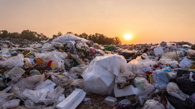 Playa repleta de residuos plásticos