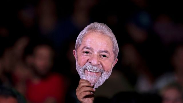 Máscara de Lula em Festival "Lula Livre" no Rio de Janeiro; comitê da ONU diz que Lula deveria disputar eleição mesmo na prisão