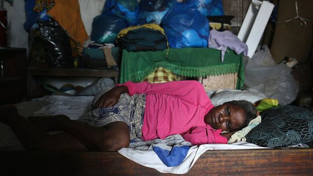 Mujer en Liberia en cama con ébola