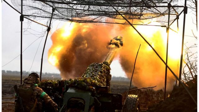 La artillería ucraniana dispara cerca de Bajmut.