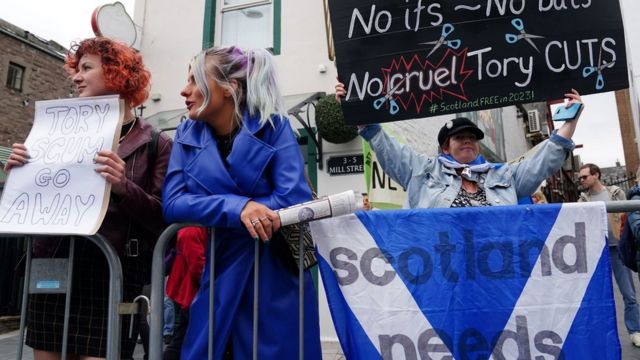 Акция протеста по случаю приезда Трасс и Сунака в Шотландию